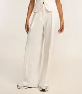 Pantalón de vestir blanco, de corte recto, con trabillas en la cintura, cierre oculto y pliegues.