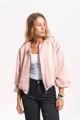 Campera tipo bomber de gamuza italiana, color rosado, con cierre metálico frontal, cuello redondo y mangas con puños fruncidos.