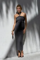 Sandalia de tacón fino alto, color negro con efecto craquelado, con tira delantera ancha, pulsera al tobillo con hebilla metálica y punta cuadrada.