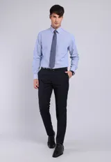 Camisa de vestir Arrow celeste con micro-puntos blancos, corte entallado, mangas largas, cuello tradicional y puños ajustables con botones.