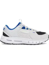 Championes Under Armour modelo Summit Trek Suede, con diseño inspirado en los años 90. Presenta una parte superior de malla negra y gris con superposiciones de gamuza, detalles en azul y amarillo neón, y una mediasuela blanca de doble densidad con suela de goma con tacos para mayor tracción.