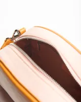 Bandolera chica color tostado, combinada con cuerpo de lona beige y detalles en cuerina. Cuenta con cierre superior, asa de mano corta y correa ajustable y desmontable para usar al hombro o cruzada. Aplique metálico con las iniciales de la marca en el frente.