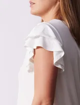 Blusa blanca de modal Rio & Rian con cuello a la base, escote en V con aplique metálico y mangas cortas con volados en capas.