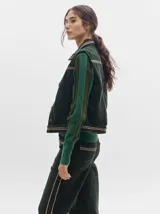 Chaleco de pana color marrón claro con mangas largas de punto color marrón y blanco.