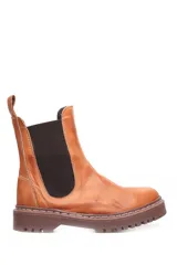 Bota Chelsea de cuero color marrón con elásticos laterales y suela track.