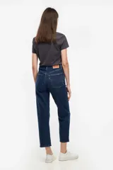 Jeans de tiro alto color azul oscuro, corte recto y largo al tobillo.