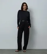 Pantalón de sastrería corte wide leg color negro, con pliegues delanteros, trabillas y cinturón incluido con detalles metálicos. Confeccionado en tejido estructurado con caída fluida.
