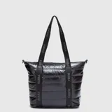 Bolso tipo tote de Bubba, con diseño acolchado y acabado brillante. Cuenta con correas largas con el logo de la marca estampado y compartimento interno para dispositivos electrónicos.