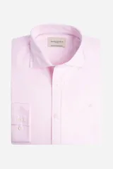 Camisa de manga larga Brooksfield en tejido dobby texturizado, con cuello italiano y cierre frontal abotonado. Presenta un corte slim y el logo de la marca bordado en el pecho.