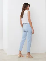 Pantalón de vestir celeste de gabardina elastizada, marca Zac & Rachel. Corte recto, pretina ancha pespunteada y largo al tobillo.