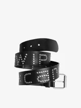 Cinturón negro de cuero con tachas plateadas formando la palabra "VIP CARE". Hebilla metálica plateada.