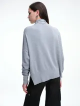 Sweater de cuello polera con hombros caídos y diseño de calce holgado. Presenta terminaciones acanaladas en puños y ruedo, confeccionado en tejido de punto suave.