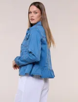 Campera de jean color azul de corte entallado, con cuello camisero, bolsillos frontales con tapa, mangas largas y detalle de faldón peplum en la cintura.