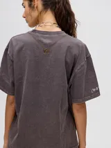 Remerón oversize de algodón, corte cuadrado y básico, color gris oscuro con efecto gastado. Estampa frontal de una figura abstracta o mano en tonos claros y texto en un idioma asiático en la manga.