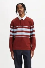 Chomba manga larga a rayas horizontales color ladrillo y celeste, con cuello blanco tipo polo y tapeta con botones.