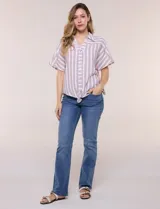 Camisa de algodón con rayas verticales en tonos verde, rosado y blanco. Tiene mangas cortas amplias, escote en V con solapa y botones frontales, y detalle de nudo en el bajo.