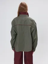 Camisa western de algodón grueso color verde militar, con corte holgado y aplicaciones de hilo en contraste en el pecho, la cartera de botones y los puños.