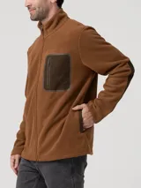 Polar de hombre color marrón (chestnut) con cierre frontal completo y cuello alto. Presenta un bolsillo superior en el pecho con cierre y ribete en color verde oliva.