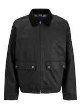 Campera de estilo worker en color negro, con acabado recubierto, cuello camisero en contraste, cierre frontal y bolsillos con solapa y broches a presión.