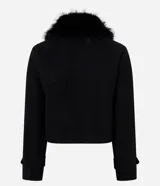Saco corto de polivelour negro con cuello de piel sintética, cierre frontal oculto, bolsillos cargo delanteros con solapa y detalles de botones en los puños.