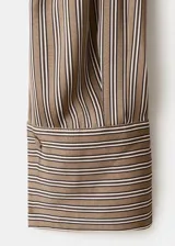 Camisa de poliéster con estampado a rayas en tonos marrón y beige, de manga larga y corte holgado.
