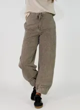 Pantalon de gabardina color beige, de corte holgado y estilo cargo con costuras reforzadas en el ruedo.