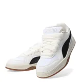 Championes Puma modelo Park Luna, con diseño urbano inspirado en el skate. Presentan una capellada blanca con el icónico formstrip de la marca en color negro, cordones gruesos, entresuela en tono crema y suela de goma color caramelo.