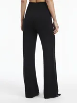 Pantalón negro de lana, corte recto y talle alto.