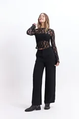 Pantalón cargo de tiro alto, color marrón, con pierna ancha y bolsillos laterales con tapa.