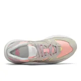 Championes New Balance modelo W5740SA, con una paleta de colores pastel que incluye gris, lila, rosa pálido y celeste. Presentan una silueta chunky con entresuela sobredimensionada y el logo 'N' en los laterales.