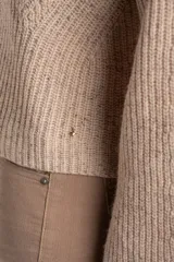 Sweater de punto acanalado color marrón, con cuello alto tipo polera y mangas largas de corte ancho. Posee un diseño oversize confeccionado en mezcla de lana.