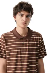 Remera tipo polo de manga corta con diseño de rayas horizontales en tonos marrones y blancos. Cuenta con cuello clásico y cierre frontal de dos botones.