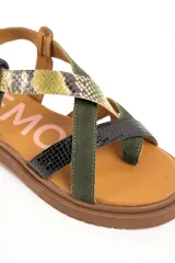 Sandalias planas de cuero con suela track marrón y tiras cruzadas en el empeine con diseño texturizado en tonos verde, negro y animal print de serpiente, además de una tira ajustable al tobillo con hebilla metálica.