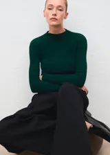 Jersey de punto en canalé, color verde oscuro, con cuello perkins, diseño entallado y manga larga.