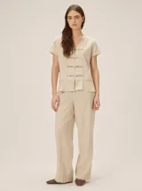 Pantalón de corte recto y clásico, confeccionado en mezcla de lino, algodón, viscosa y poliéster, con diseño a cuadros beige y cintura elastizada.