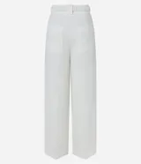 Pantalón de corte amplio tipo pantalona, confeccionado en tejido plano de poliéster. Presenta cintura alta con cinturón elástico integrado que incluye hebilla metálica, pliegues frontales y bolsillos laterales.