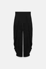 Pantalón de tiro medio Zara Woman Collection, confeccionado en viscosa, de pierna ancha con pinzas en el delantero, aberturas laterales en el bajo y cierre con cremallera oculta en costura.
