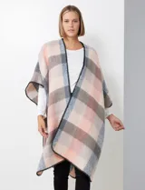 Ruana de tejido soft, marca Barrington, con diseño a cuadros grandes en tonos mostaza, gris oscuro y blanco. Presenta terminación en zig zag con lana en los bordes.