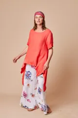 Blusa blanca de lino con corte irregular y zócalo de satén.