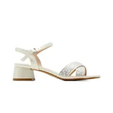 Sandalias de vestir color blanco perlado, con taco cuadrado medio y tiras cruzadas en la parte delantera adornadas con pequeños brillos y perlas. Cuenta con tira ajustable al tobillo con hebilla metálica.