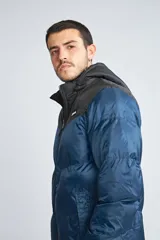 Campera puffer para hombre, color negro con canesú gris, capucha desmontable, cierre frontal con cremallera, bolsillos laterales con cierre y logo de la marca en el pecho.