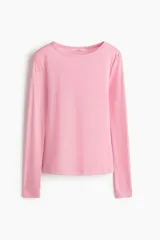 Remera de punto suave, color rosado, con cuello redondo y mangas largas. Presenta un corte entallado y bajo recto.