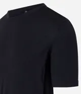 Remera slim de manga corta color negro, confeccionada en tejido de viscosa y poliamida, con cuello redondo acanalado.