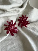 Aros tipo caravanas de gran tamaño con diseño floral orgánico, elaborados artesanalmente en porcelana esmaltada de color bordó.