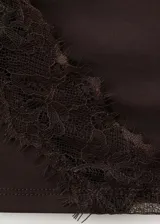 Musculosa marrón de cuello redondo y corte ajustado, con detalles de encaje transparente en el hombro derecho y en el lateral izquierdo.