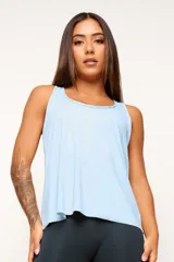 Musculosa deportiva blanca de corte holgado, con espalda estilo nadador y logo pequeño en el ruedo.