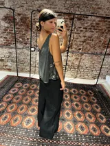 Musculosa de corte holgado con acabado brillante, escote en V pronunciado en la espalda y breteles anchos.
