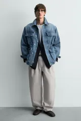 Zapato náutico de hombre, color marrón oscuro, fabricado en piel con acabado abatanado. Presenta cordones de piel, forro y plantilla interior de piel, y suela ultrafina.