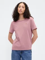 Remera de mujer color rosado con cuello redondo y manga corta, con un pequeño bordado de un oso en el pecho.