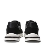 Championes urbanos Umbro modelo Kixs, color negro con detalles en gris y suela blanca. Presentan el logo de la marca en el lateral y en la lengüeta, con cordones negros y diseño de paneles combinados.